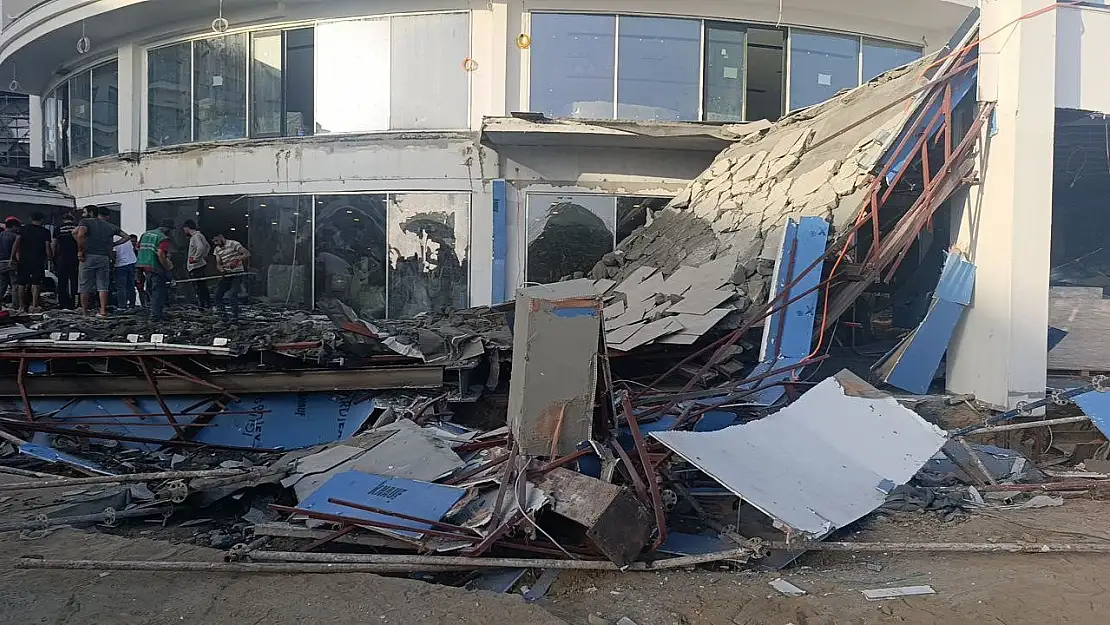 Antalya'da otel inşaatında balkon göçtü!