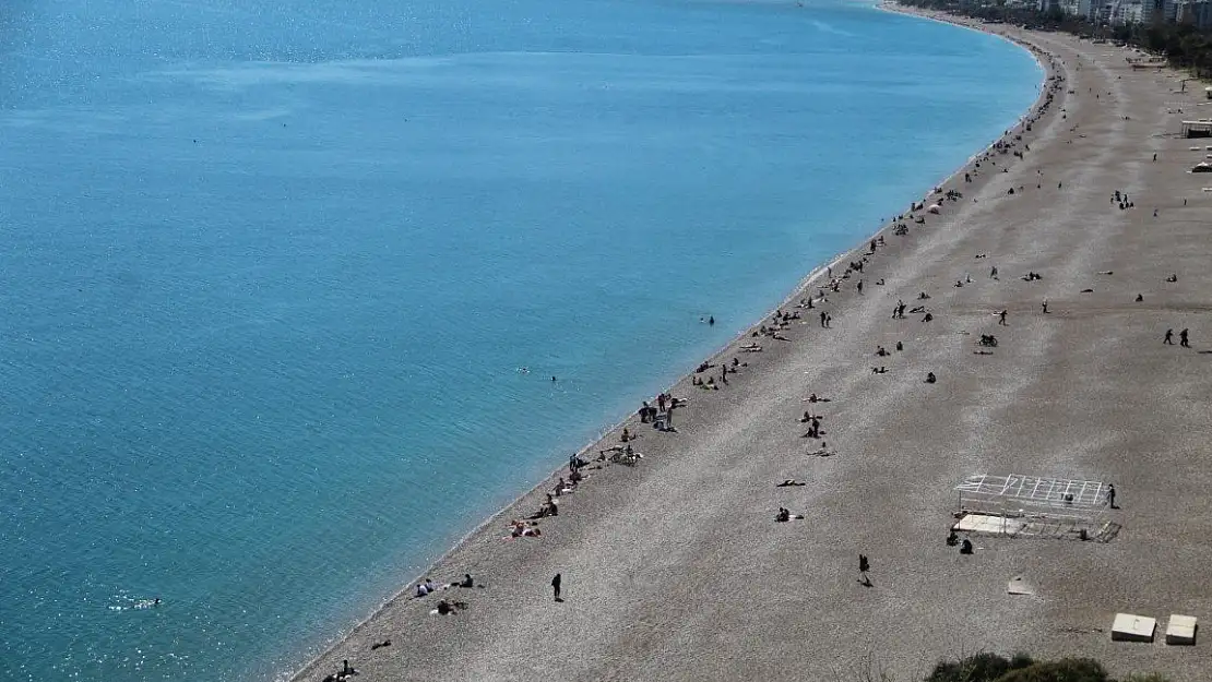 Antalya sahillerinde yoğunluk başladı