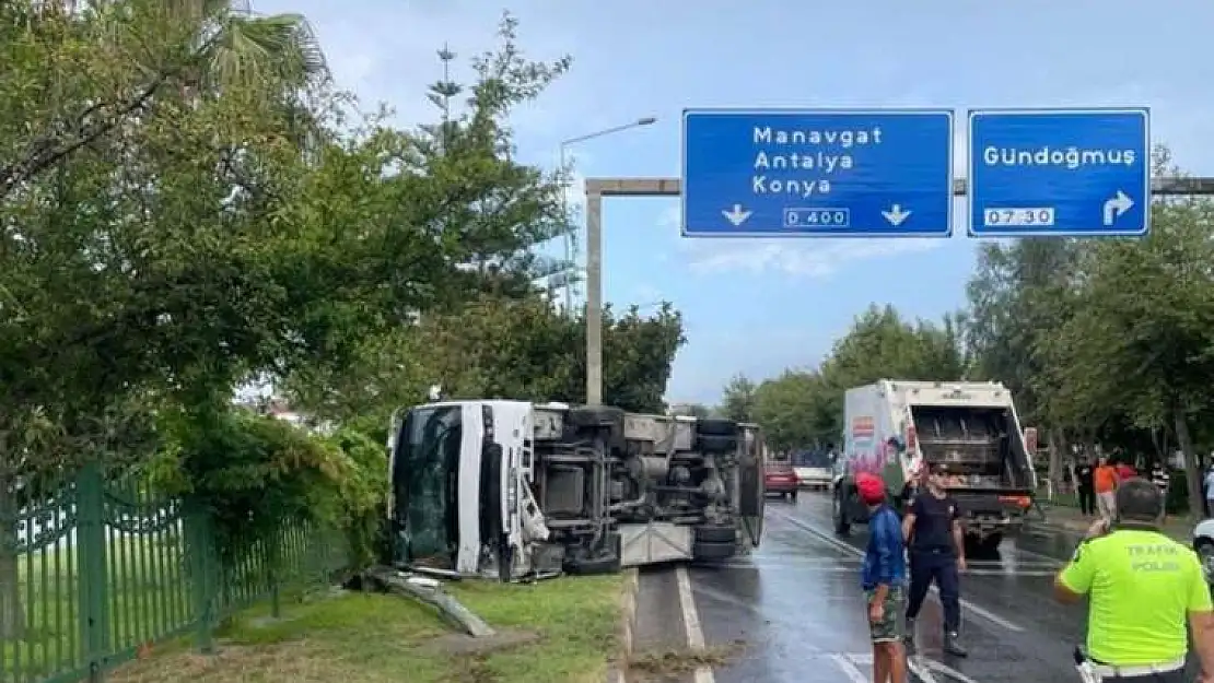 Antalya’da servis devrildi: 15 yaralı