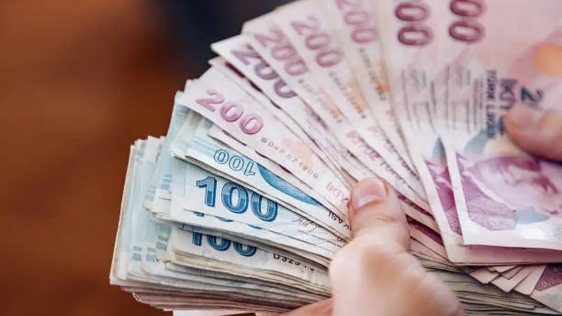 Arabanın üzerinde unuttuğu 30 bin lira yola saçıldı