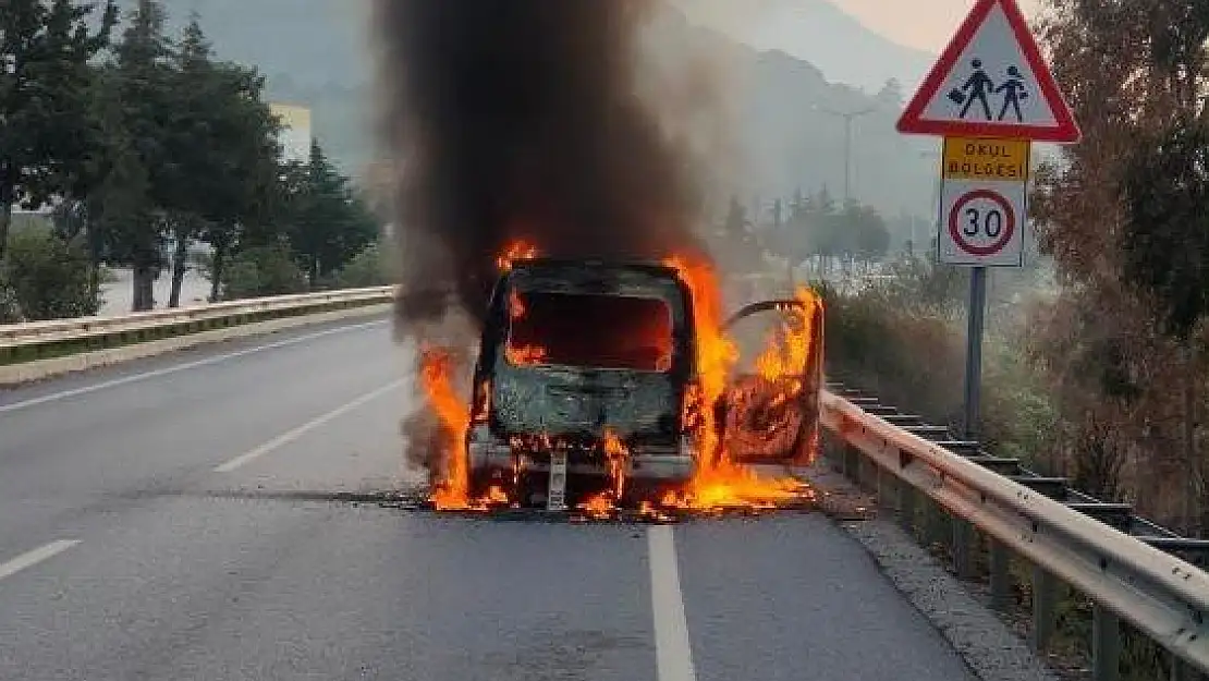 Araç, alev topuna döndü