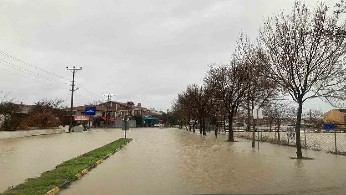 Araçlar mahsur kaldı işyerlerini su bastı