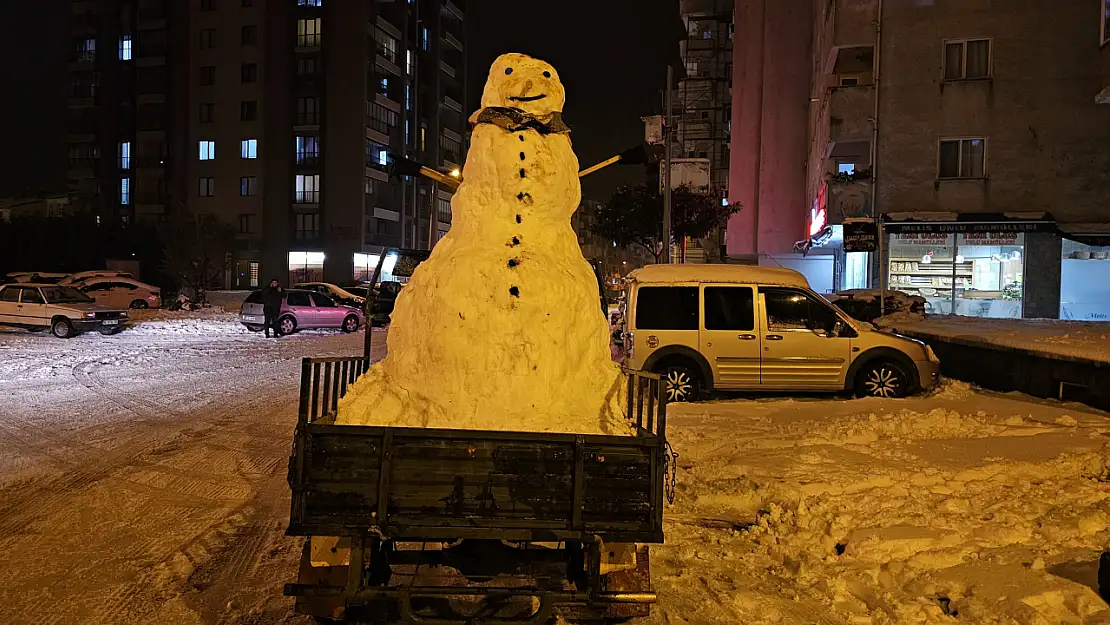 Arhavi'de gençlerin kardan adamı mahalle mahalle gezdi!