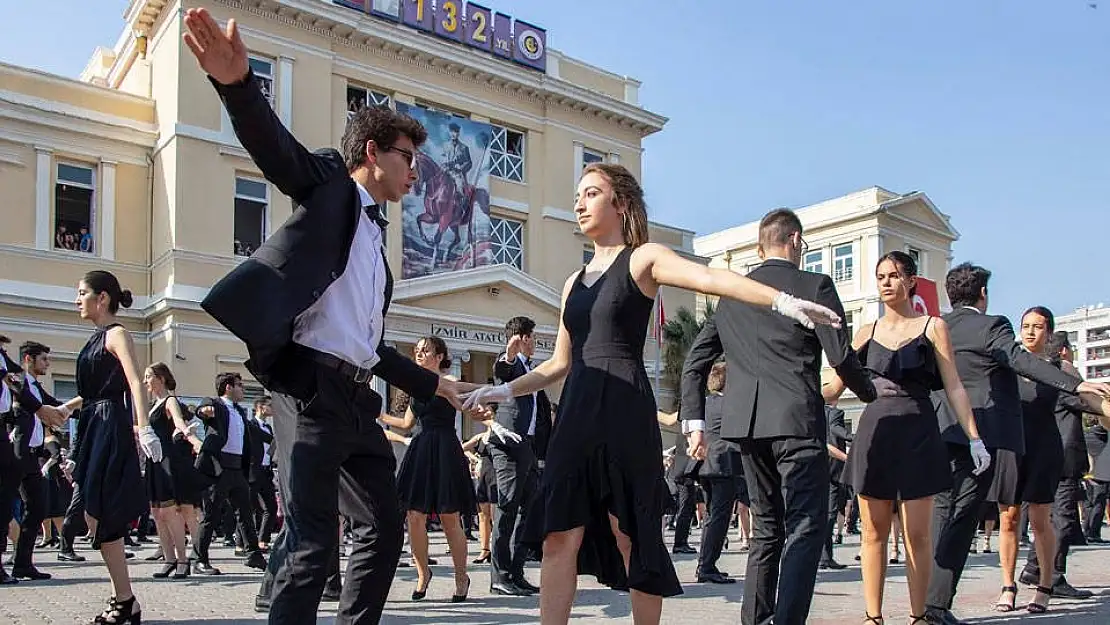 İzmir Atatürk Lisesi’nde vals gösterisi iptal edildi iddiası