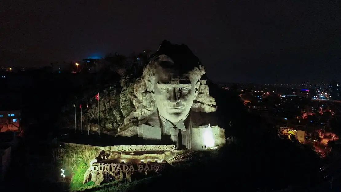 Atatürk Maskı'nın yeni aydınlatması görenleri büyüledi