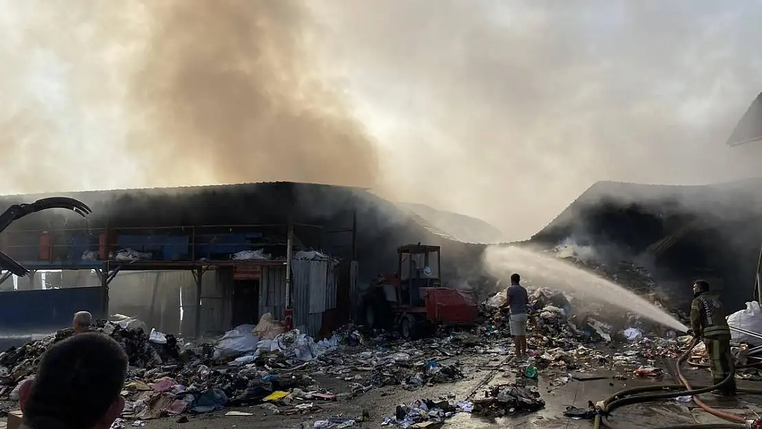 Avcılar’da kağıt geri dönüşüm fabrikasında yangın