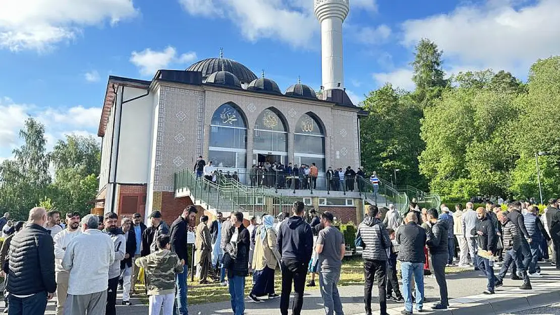 Avrupa’daki Müslümanlar, bayram namazı için camileri doldurdu