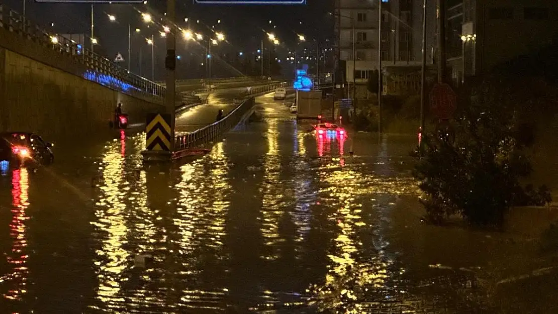 Aydın’da araçlar suya gömüldü