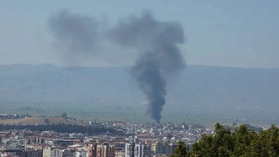 Aydın’da bir hurdalıkta çıkan yangının dumanları kent genelinde paniğe sebep oldu