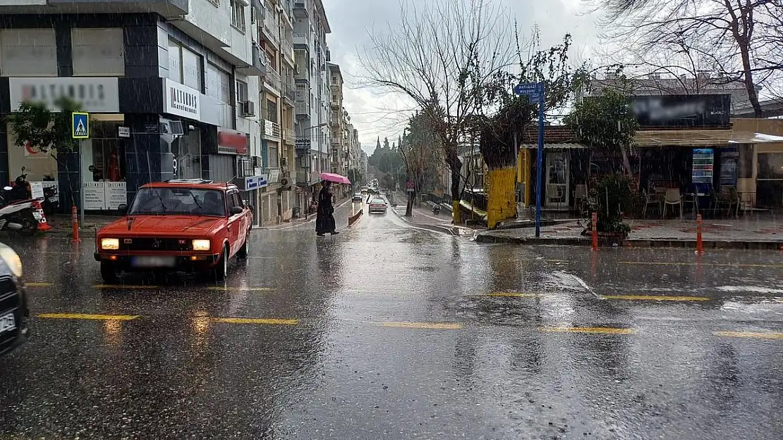 Aydın'da sağanak yağış etkili oluyor