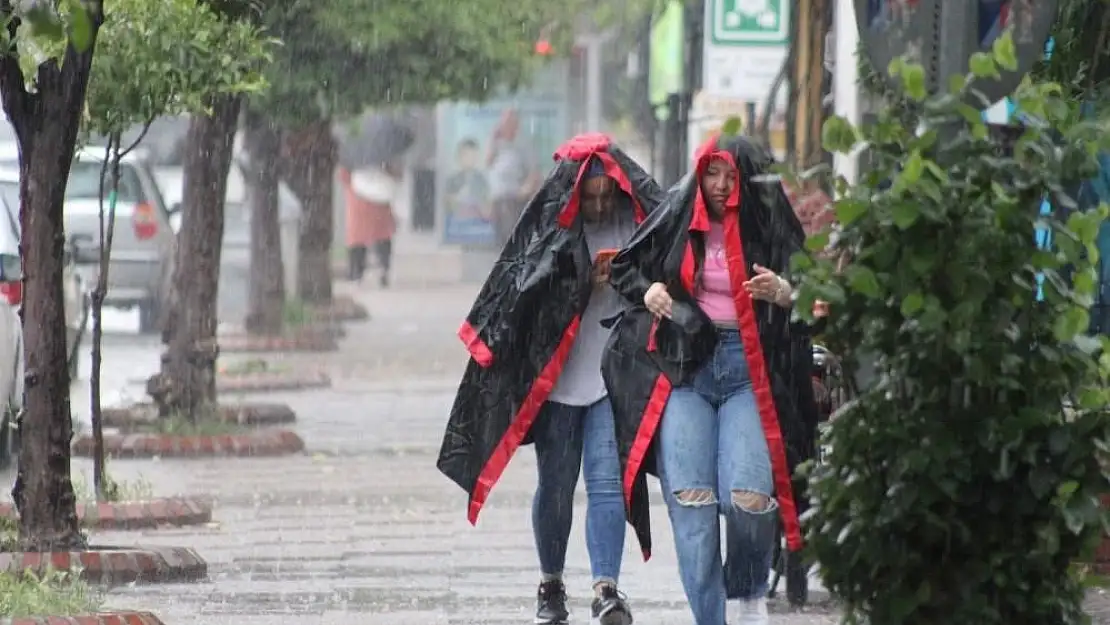 Aydın’da sağanak yağış hayatı olumsuz etkiledi