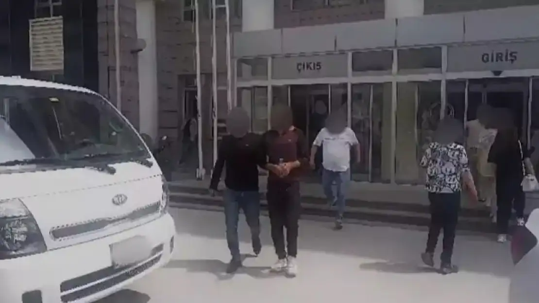 Aydın'ın Kuşadası ilçesinde uzun süredir aranan 2 şüpheli yakalandı