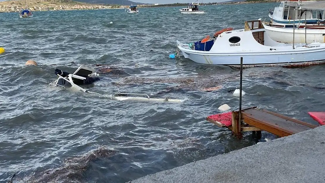 Ayvalık’ta balıkçı tekneleri kuvvetli fırtınadan battı