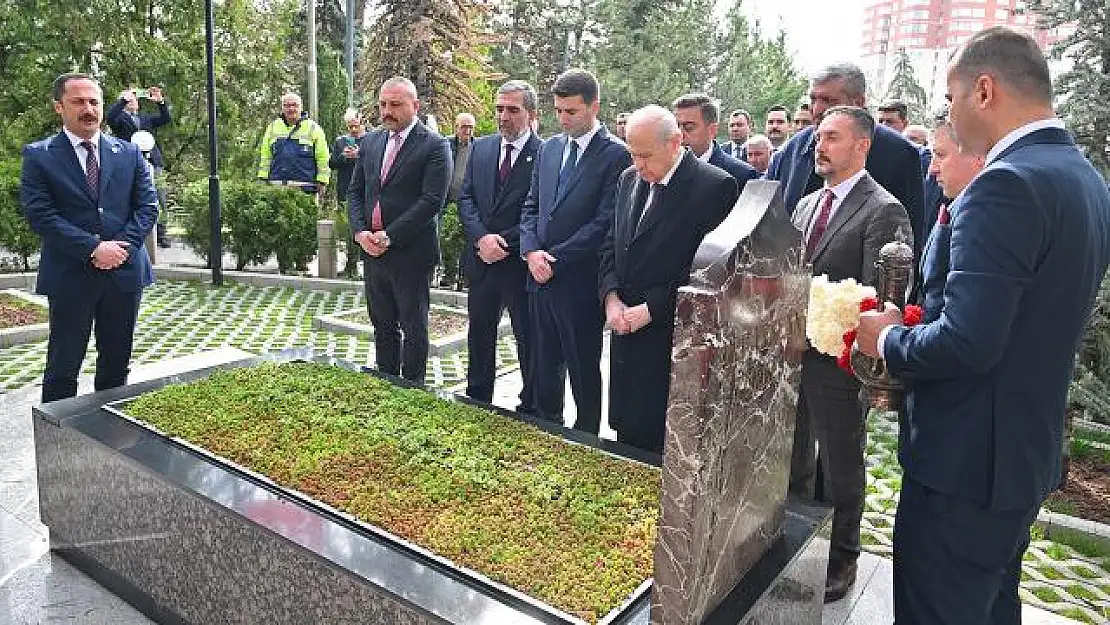 Bahçeli’den Türkeş’in kabrine ziyaret