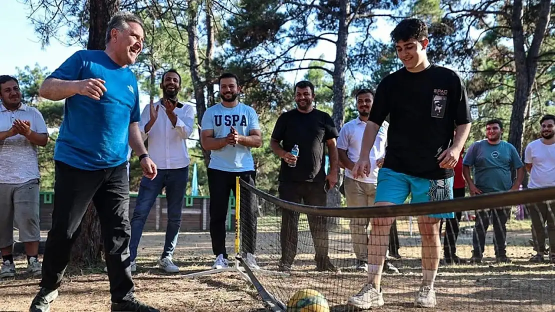 Bakan Bak'tan afetten etkilenen gençler için destek