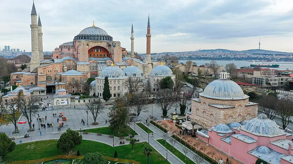 Bakan Ersoy açıkladı! Ayasofya Camii yabancılara ücretli olacak!