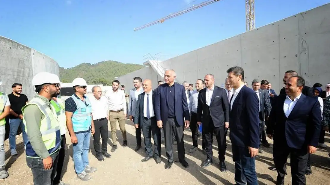 Bakan Ersoy: Kendi belediyelerine, el atmadıkları birçok altyapı sorunu dolayısıyla kızmalıdır