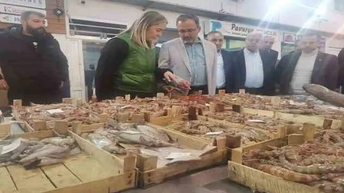 Bakan Kasapoğlu, balıkçılarla bir arada