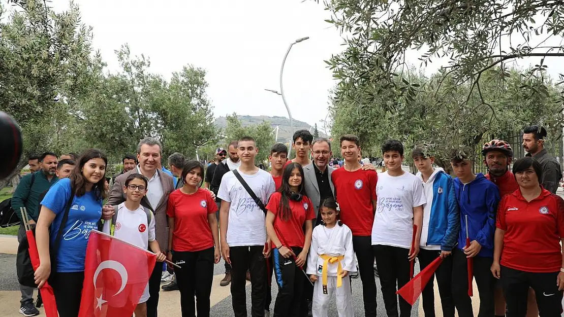 Bakan Kasapoğlu Bergama’da gençlerle bir araya geldi