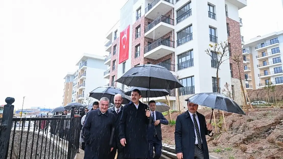 Bakan Kurum İzmir’de deprem konutlarının teslim tarihini açıkladı