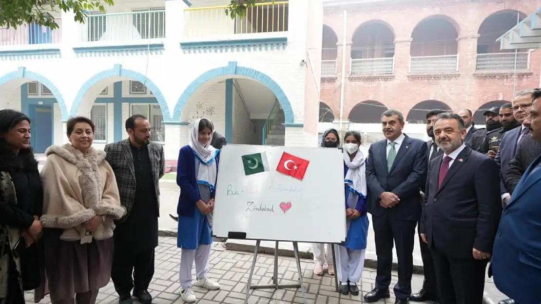 Bakan Tekin'den Pakistan'a ziyaret:  Kinnaird Kız Lisesi'nde konuştu!