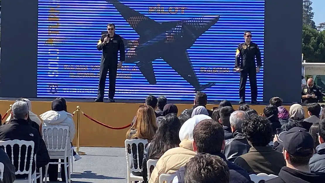 Bakırköy'de SOLOTÜRK ekibine yoğun ilgi gösterildi