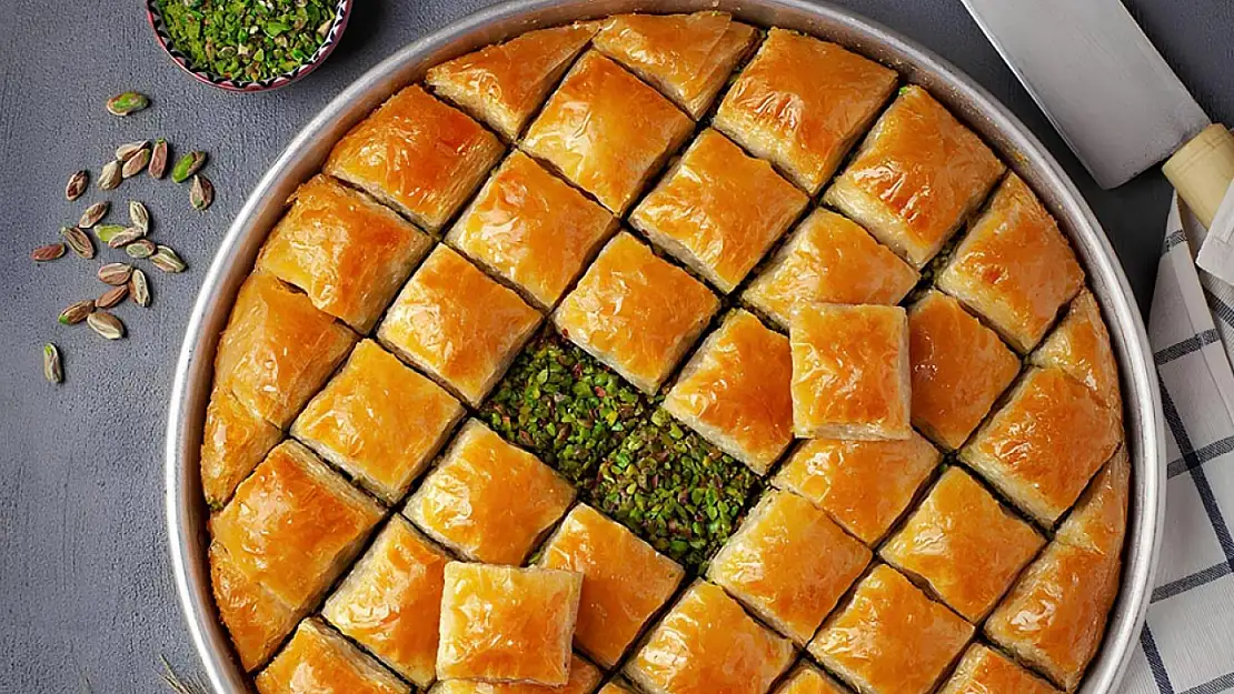 Baklava kuyrukları başladı: Fiyatlar el yakıyor