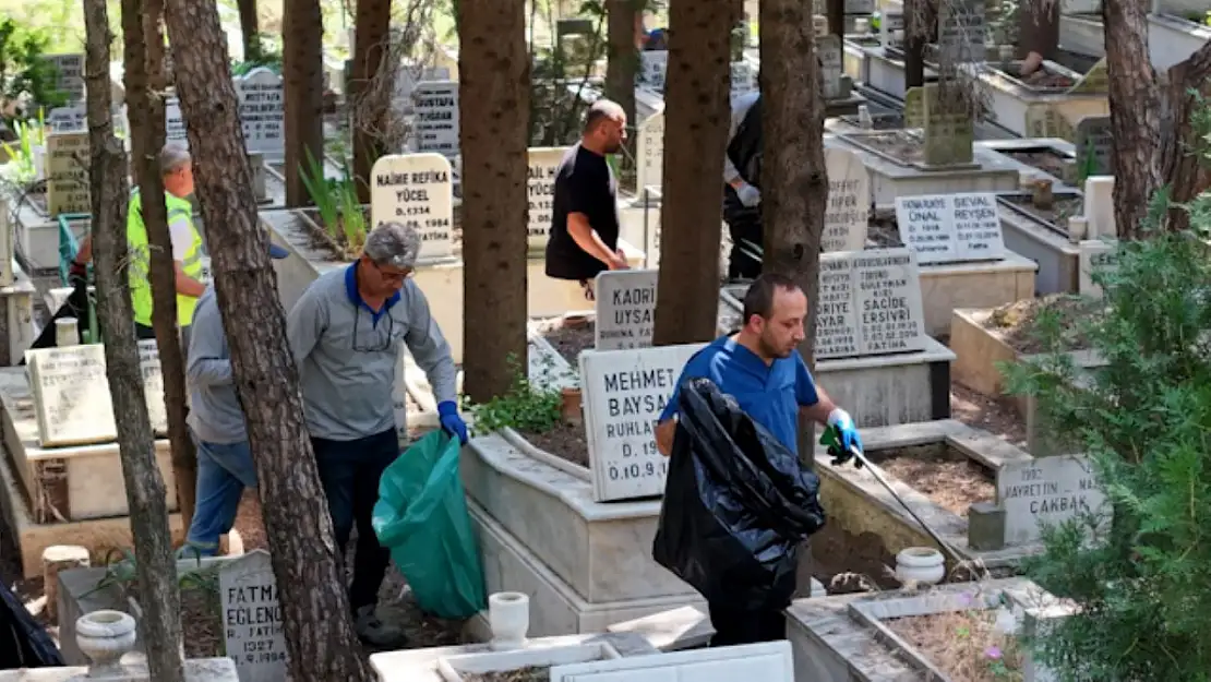 Balçova'da bayram öncesi mezarlıklarda temizlik mesaisi