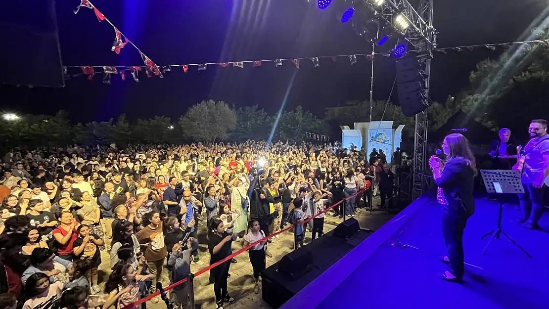 Balçova’da gençler konserle eğlendi