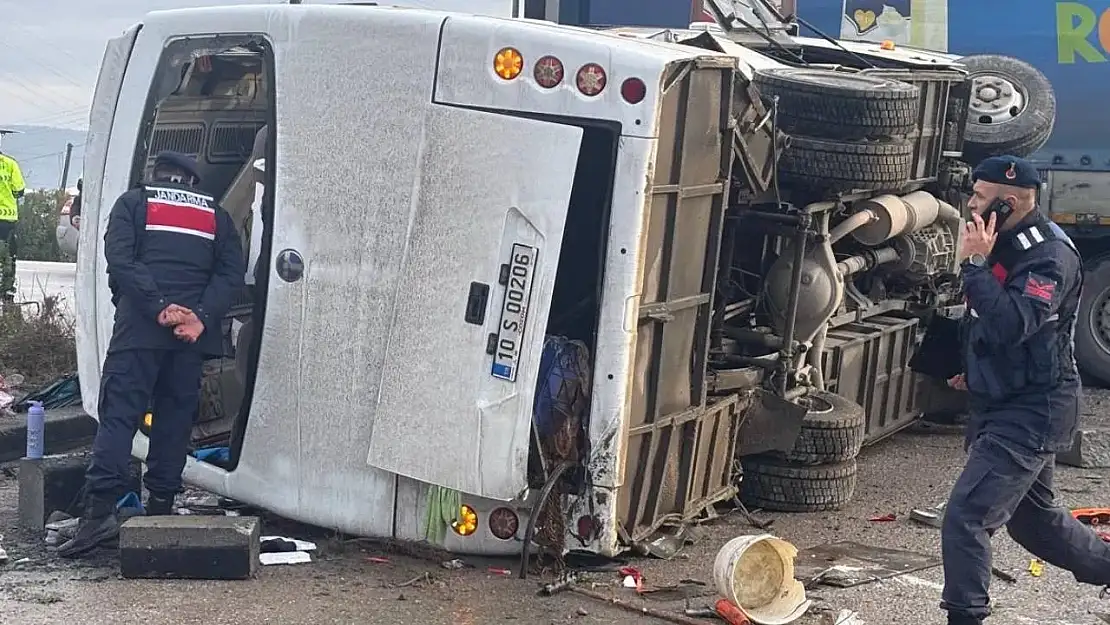 Balıkesir'de okul servisi ile tır çarpıştı: 8 öğrencinin durumu ağır! Valilik açıklama yaptı