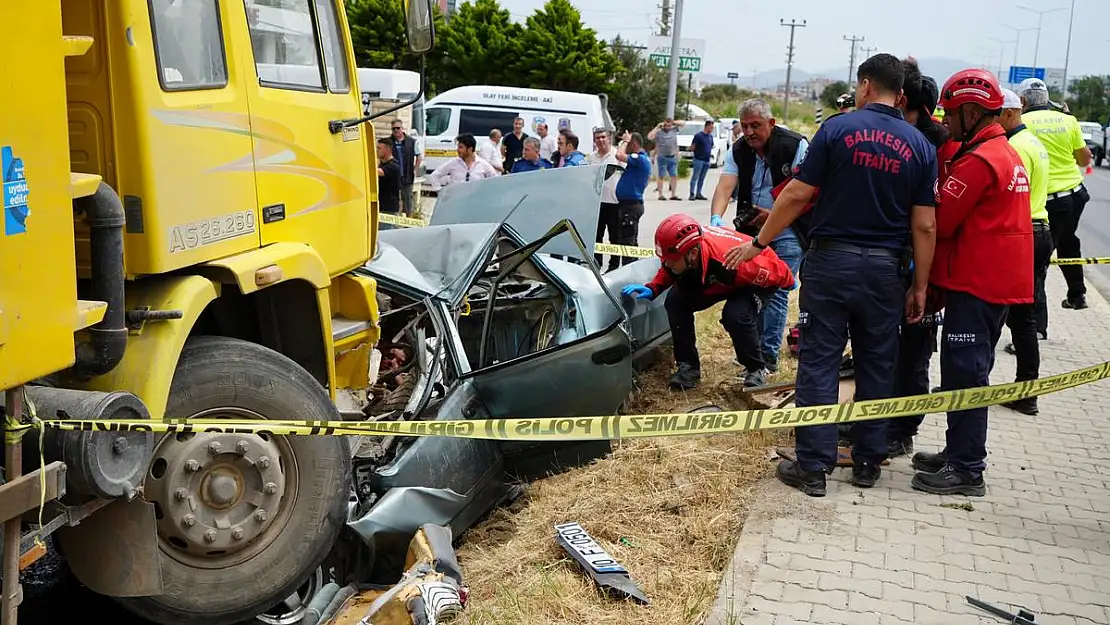 Balıkesir- İzmir feci kaza: 3 ölü, 1 yaralı