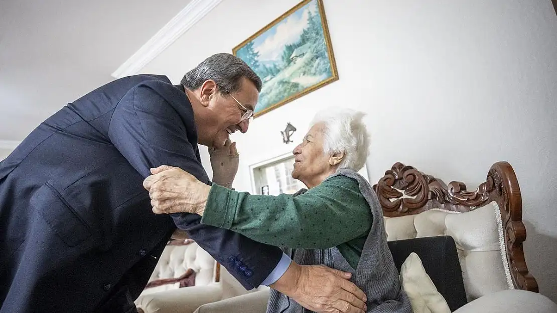 Başkan Batur ilkokul öğretmenini bu yıl da unutmadı