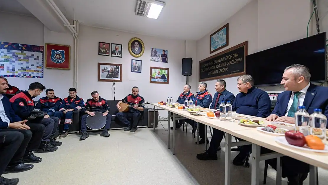 Başkan Cemil Tugay yeni yılı 'İtfaiye Kahramanlarıyla' karşıladı