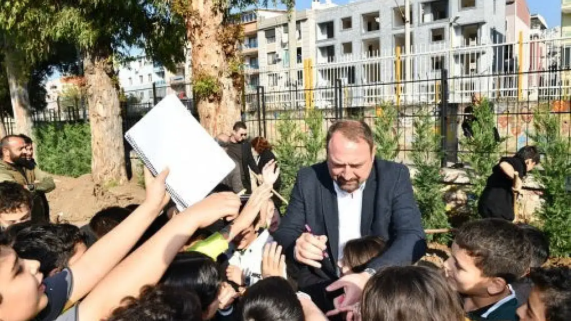 Başkan Gümrükçü ve öğrencilerden doğaya destek