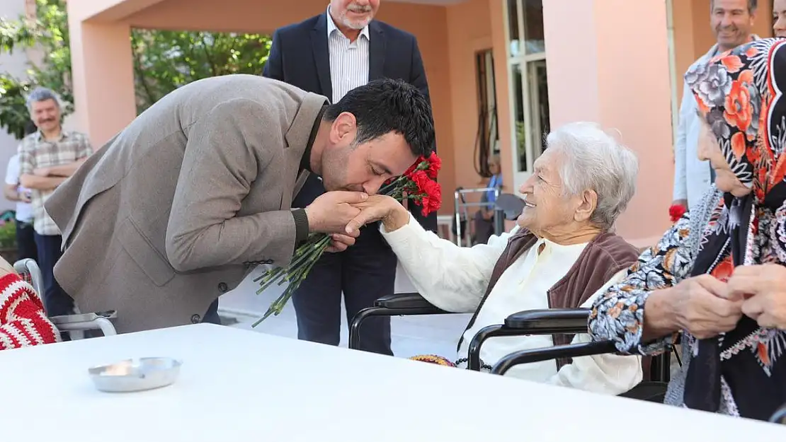 Başkan Önal, bayramın ilk gününde ilçe sakinleriyle buluştu