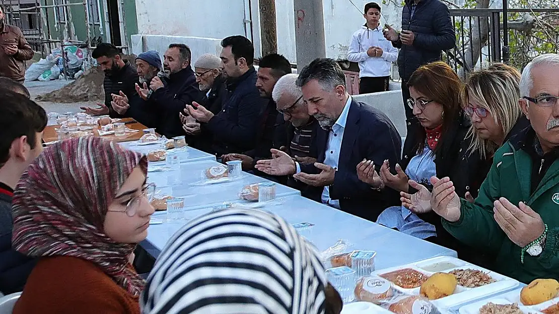 Başkan Sandal, depremzedelerle iftarda bir araya geldi