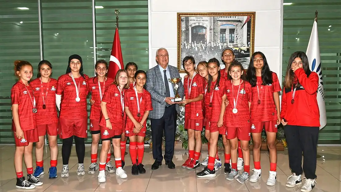 Başkan Selvitopu’na minik sporculardan ziyaret