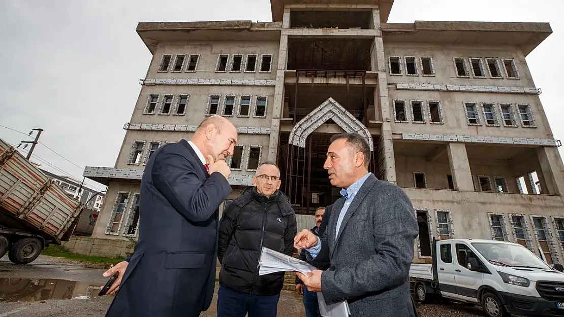 Başkan Soyer Torbalı’ya yapılan yurt binasını gezdi