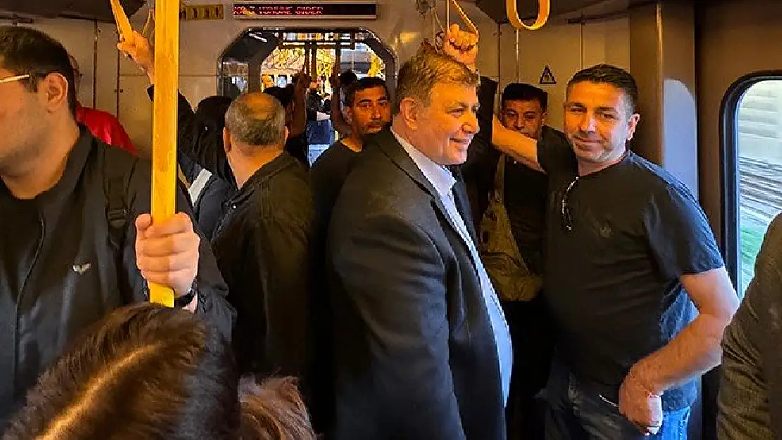 Başkan Tugay halka karıştı! Metroda yolculuk yaptı vatandaşla sohbet etti…