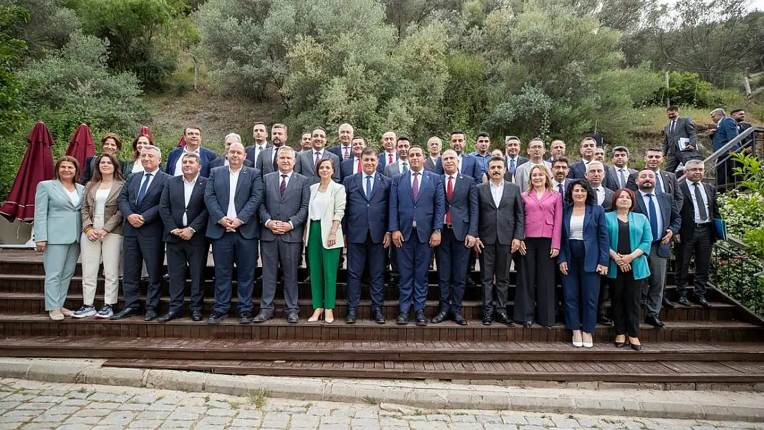 Başkan Tugay ilçe belediye başkanlarıyla bir araya geldi