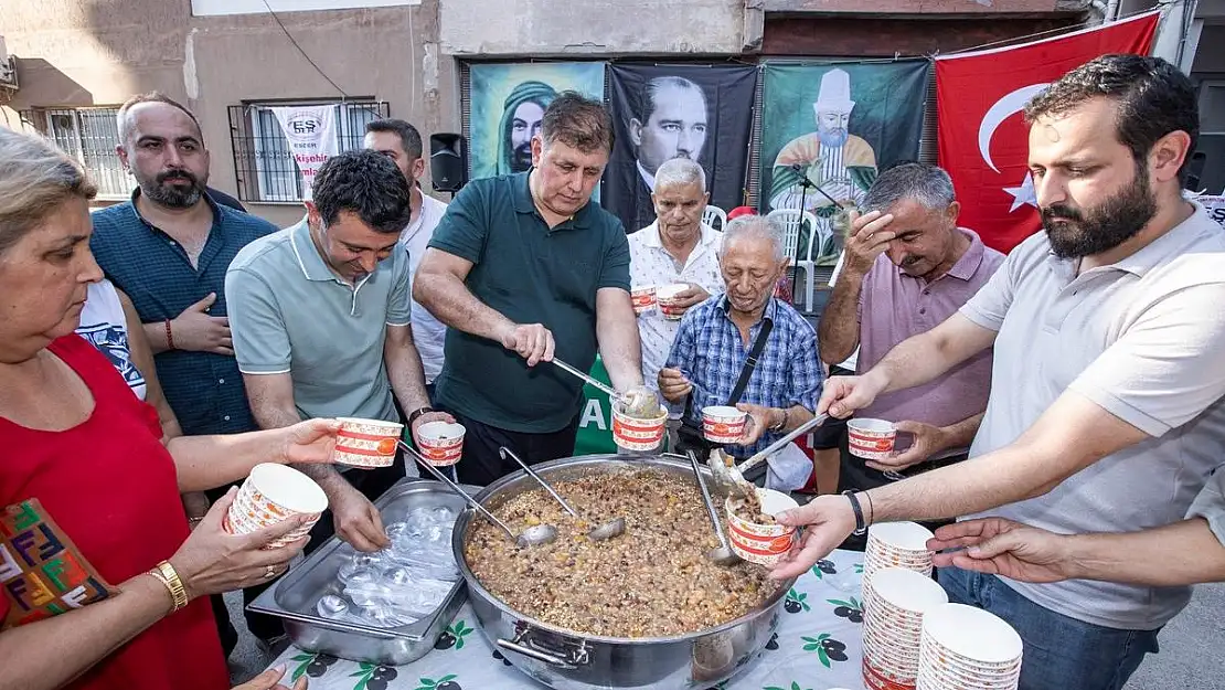 Başkan Tugay Örnekköy’de aşure dağıttı