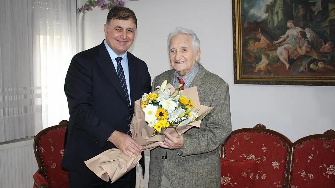 Başkan Tugay'dan Karşıyakalı çınara ziyaret