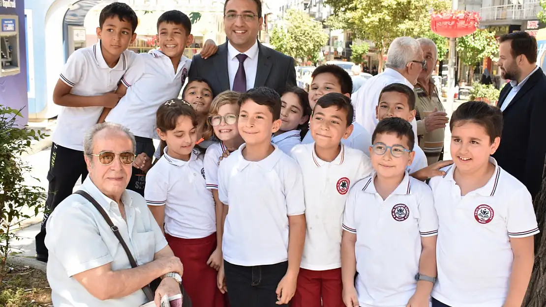 Başkan Yiğit'ten öğrencilere 'ilk okul çantası' 