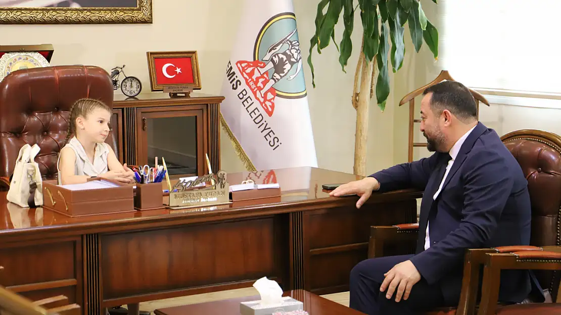 Başkanlık koltuğuna Esila oturdu