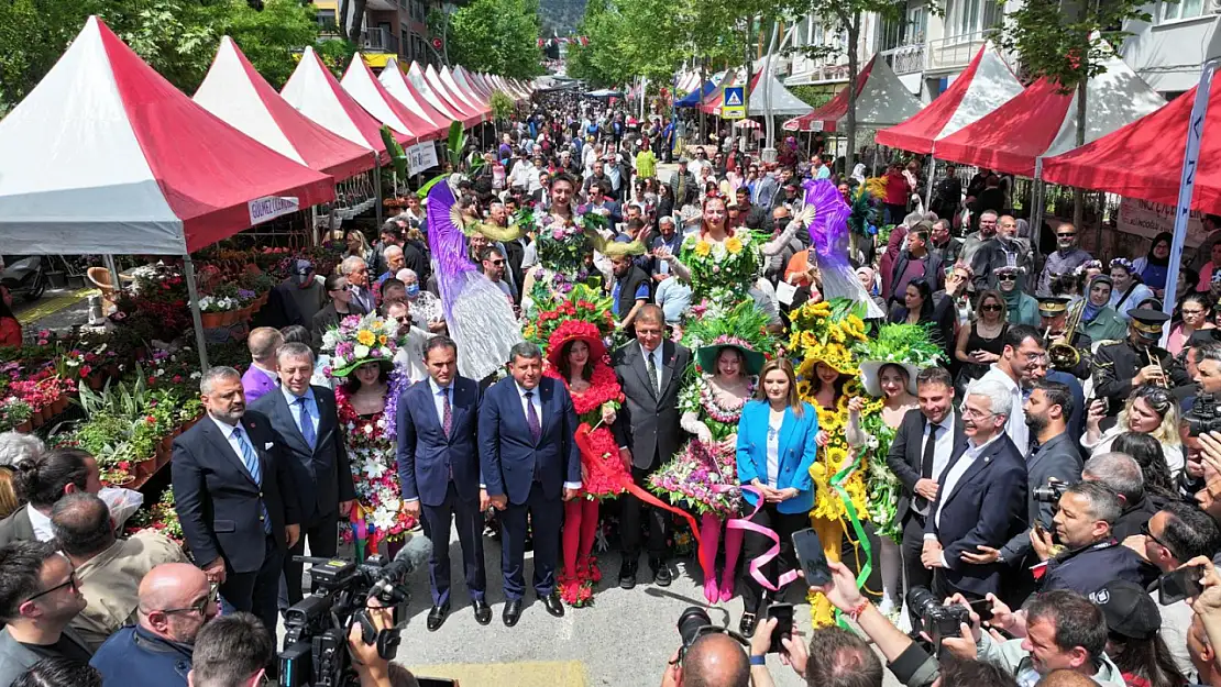 Bayındır'da çiçek festivali coşkusu Başkan Tugay'la taçlandı