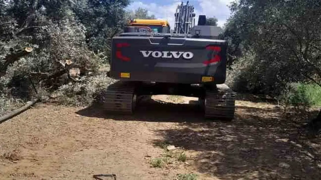 Bayındır’da kepçe ve tırla kaçak kazı yapanlar suçüstü yakalandı