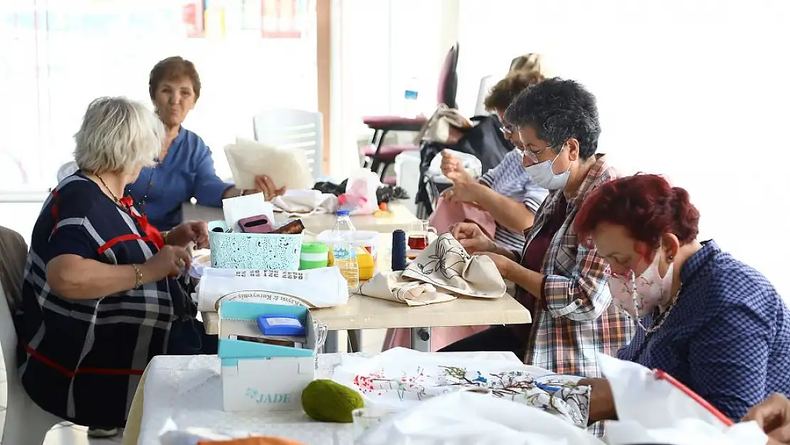 Bayraklı Belediyesi’nin kurslarına bin 400 kadın katıldı