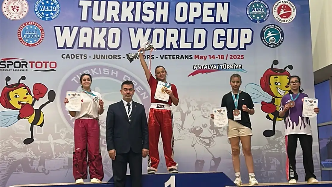 Bayraklı'nın şampiyon kızları dünya arenasında