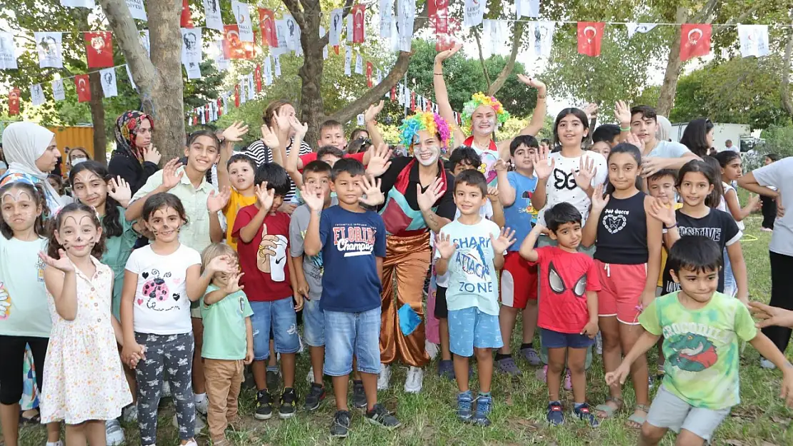 Bayraklı sokak şenliği festival havasında geçti