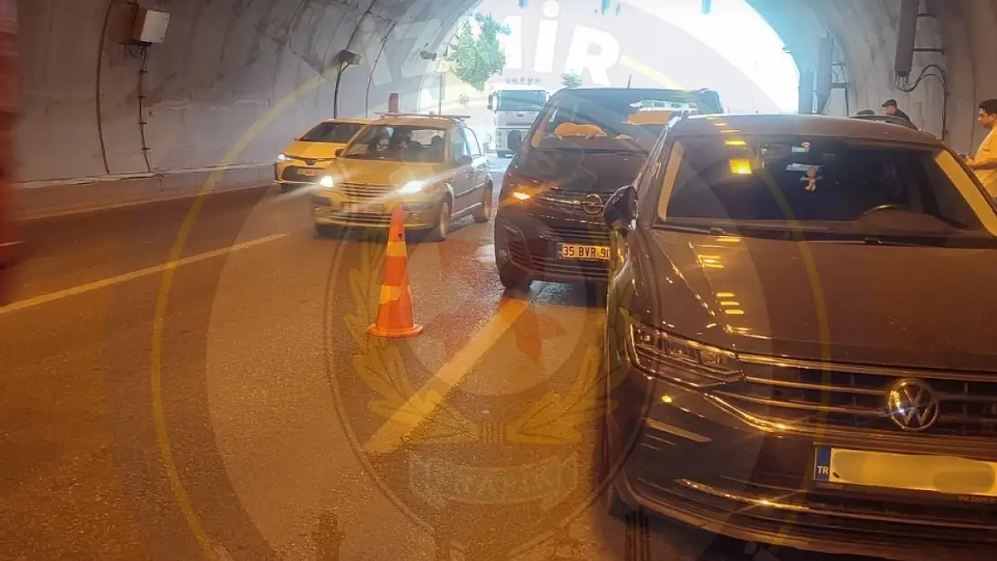 Bayraklı Tüneli girişinde zincirleme trafik kazası!